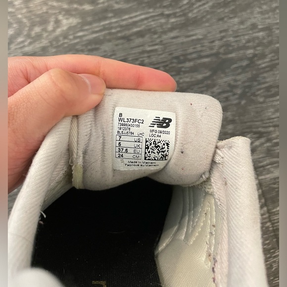 New balance beige sneaker US 7. Wore Once only! - Picture 7 of 7